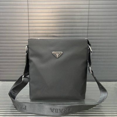 Prada 普拉达 帆布单肩包 斜挎包 经典百搭 实物拍摄 原厂原版面料 高端品质 配送防尘袋 23 X 26 Cm。