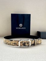 宽度3.8Cm Versace 此款印花腰带采用小牛皮制成，金色搭扣饰有品牌标志性的美杜莎头像！