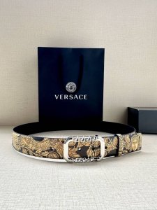 宽度3.8Cm Versace 此款印花腰带采用小牛皮制成，金色搭扣饰有品牌标志性的美杜莎头像！