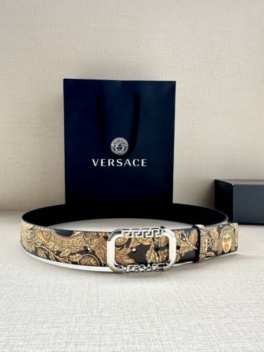 宽度3.8Cm Versace 此款印花腰带采用小牛皮制成，金色搭扣饰有品牌标志性的美杜莎头像！