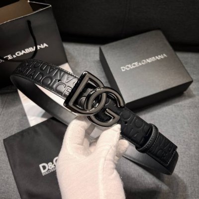 特 Dg，宽3.5Cm Dolce&Gabbana 全新小牛皮腰带，干练摩登配饰，缀以缎纹金色电镀金属细节。 小牛皮腰带，缀以缎纹金色电镀金属细节：