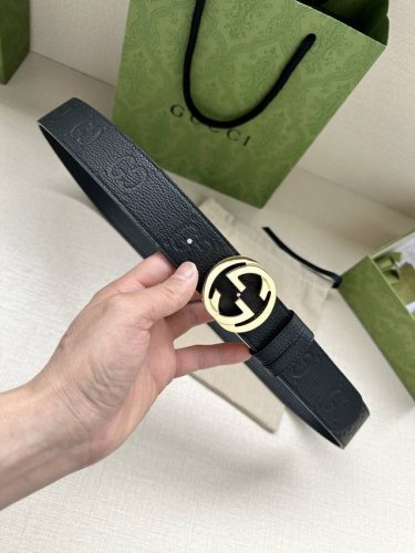 Gucci 宽度4.0Cm每一季，品牌典藏设计中的标志性元素都会吐故纳新，为经典注入新意。Guccio Gucci字母交织图案巧妙融入纹理和材质，以印花压纹点缀