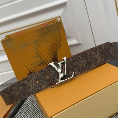 P4.0Cm Pharrell Williams 以 New Steamer 系列的 Monogram 帆布重绎经典 Lv Initiales 双面腰带，呈现个