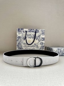 宽度3.5Cm Dior 这款腰带巧妙融合优雅与时尚 彰显 Dior 的精湛工艺 采用头层牛皮精心制作 饰以 Kumo 藤格纹 以全新方式呈现经典图案 腰带长度