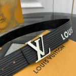 本款 Lv Initiales 宽度4.0Cm 双面腰带拥有xl Epi皮革的较大粒面纹理，以移印工艺描绘路易威登标识，翻转即现monogram压纹图案，搭配抛