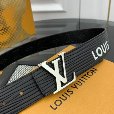 本款 Lv Initiales 宽度4.0Cm 双面腰带拥有xl Epi皮革的较大粒面纹理，以移印工艺描绘路易威登标识，翻转即现monogram压纹图案，搭配抛