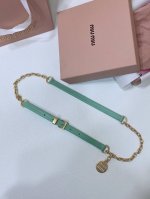 缪缪今年新元素金属腰带，颜色上非常百搭，小牛皮 搭配金属链条 Miu吊坠 低调中带有高级感，真的看不腻，这个腰带真的太适合慵懒随性的文艺女孩了 宽度1.5Cm