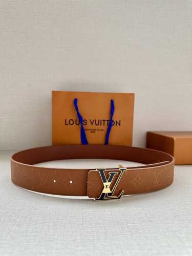 特P200 Lv Shadow 腰带拥有 Monogram Shadow 皮革的经典风尚和素面皮革的内敛格调，再为 Lv 搭扣描绘珐琅条纹，以摩登笔触焕新男士衣