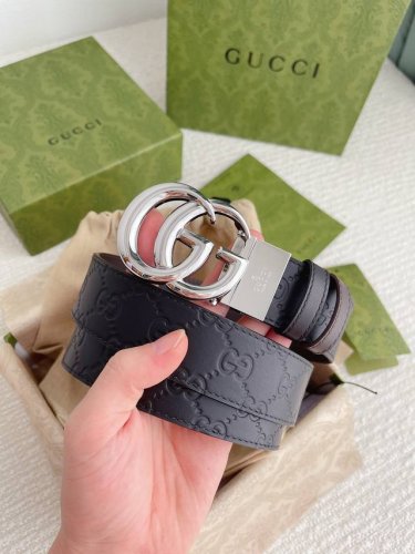 高端品質，實物拍攝 特 配全套禮盒 古馳：專櫃品質雙面頭層牛皮,可雙面使用.旋轉雙G純銅五金扣。金屬配件深受品牌輝煌的70年代經典設計所影響，得以重新詮釋