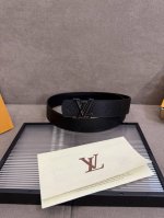 Lv Dimension 4.0双面腰带将经典格调引入新颖尺幅设计。皮革压印 Lv 字母和 Monogram 花卉，与纤秀 Lv 字母搭扣相映成趣，令品牌标识低