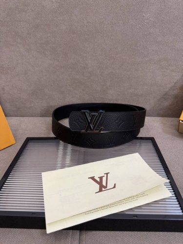 Lv Dimension 4.0双面腰带将经典格调引入新颖尺幅设计。皮革压印 Lv 字母和 Monogram 花卉，与纤秀 Lv 字母搭扣相映成趣，令品牌标识低