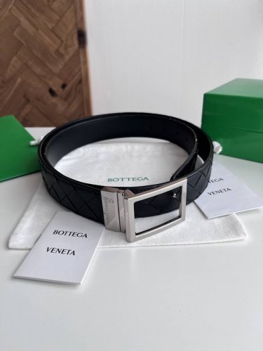 Bv 2025新款男士编织腰带 双面用 纯手工Intreccio大格子编织 双面意大利小牛皮搭配微复古银色可旋转方形扣 正面有标识 宽度35Mm 颜色: 黑色黑