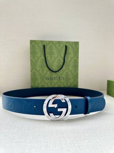 Gucci 宽度4.0Cm 这款单品将品牌的过去与未来贯通在一起，以现代风格的全新设计诠释了经典设计元素。Guccio Gucci字母交织图案巧妙融入纹理和材质