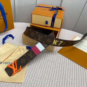配全套包装礼盒 寬度：40Mm Lv Pyrmide Truck L Oeii雙面腰帶 以品牌經典元素烘托醒目的數字印花原廠面料 內襯小牛皮內里 搭配新型大版菱
