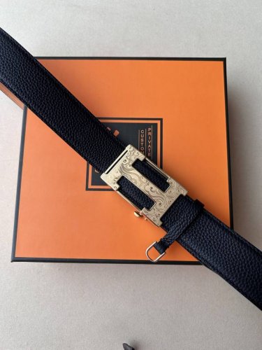 品牌:爱马仕 价格p特 尺寸:带宽34Mm 正品尺寸 五金材质:专柜精品扣 真空电镀 工艺精细 带身材质:天然头层牛皮.质感十足 手感柔软 时尚个性 经典百搭