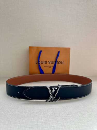 特 4.0宽 本款 Lv Shield 双面腰带出自 秋冬时装秀 字母与 Monogram 花卉，展现西部牛仔的灵感启发。双重缝线穿梭于皮革内外两侧，成就多种造