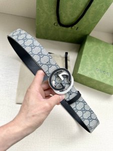 特 宽度3.8Cm Gg Marmont系列每一季都会推陈出新，为灵感源于70年代的标志性双G搭扣注入现代精髓。这款黑色 米色和乌木色Gg Supreme帆布腰