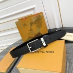 M8202 2024款 这款Taurillon 腰带采用Lv Logo金属环设计，适合沉稳低调的男士使用。经典设计，有黑色和枣红色可选。宽度3.5Cm
