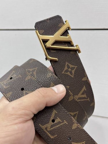 特 Lv Dimension 双面腰带将创意传承与华美街头风范共冶一炉，彰显创意总监 Pharrell Williams 的时尚远见。Monogram 帆布铺陈