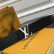 驴牌男士新款腰帶 寬度4Cm 訂製帆布面料飾有全新的圖案效果 颜色纯正 衬托進口小牛皮配色底 搭配精緻的字母搭扣 手感极佳 搭配專櫃最新原版禮品盒