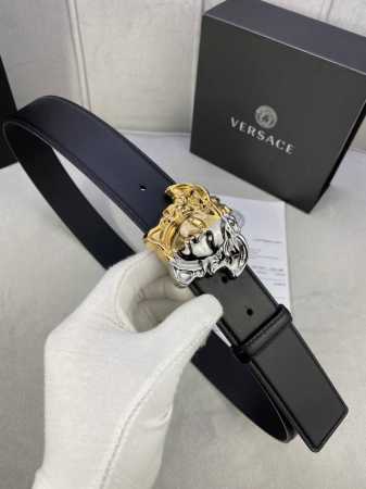 宽度4.0Cm Versace 范思哲 此款柔软的平纹皮带饰有金、银双色3D美杜莎腰带扣，可搭配正装或休闲牛仔装。 - 点击图像关闭