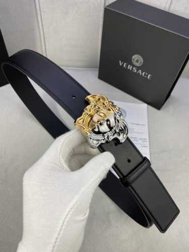宽度4.0Cm Versace 范思哲 此款柔软的平纹皮带饰有金、银双色3D美杜莎腰带扣，可搭配正装或休闲牛仔装。