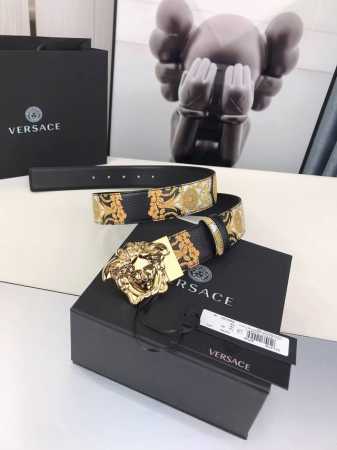 此款粒面牛皮革腰带配有一枚3D美杜莎带扣。饰有Gold Hibiscus印花。此印花代表不断的演进，用芙蓉花对往季的Barocco印花加以重新诠释，将一种意想不 - 点击图像关闭