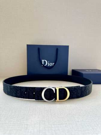 宽度3.5Cm Dior 这款腰带扣采用“Cd”标志造型，以不锈钢金属精心打造。可与各式 35 毫米腰带搭配，提升格调，打造优雅精致的造型。 - 点击图像关闭