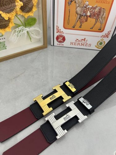 品名：Versace.范思哲 材质：原单牛皮腰带 百分百头层牛皮腰带保证真皮，24K纯钢扣，专柜原单品质、做工精细，时尚大牌，送人自用首选 包装： 请认准如图专