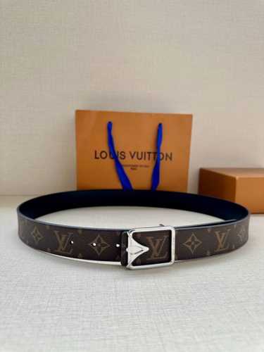 特 Lv Initiales 3.4宽 双面腰带焕新标志性设计，以经典 Damier Graphite 帆布和柔软牛皮革呈现双面风尚，Lv 字母搭扣散发前卫气息