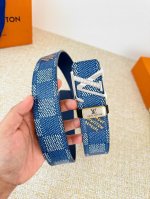 品名： Lv..路易..威登腰带皮带原单 型号：挂扣，经典纯钢材质挂扣，头层牛皮，图片实物拍摄 材料：头层牛皮，挂扣系列，纯钢材质扣头，镀钯电镀工艺永不掉色。原