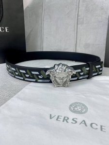 宽度4.0 Cm Versace 范思哲 此款经典的versace腰带由柔软的小牛皮制成，饰有la Greca印花，并配有3D美杜莎腰带扣。