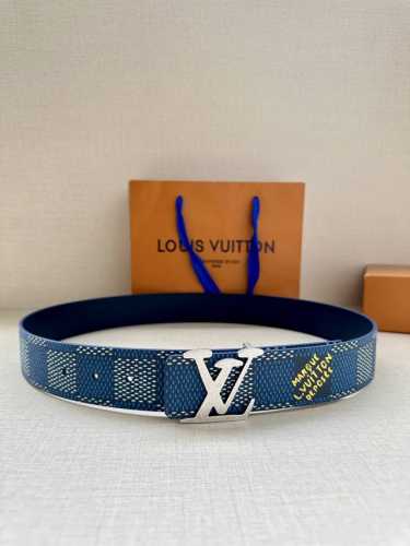 4.0宽 本款 Lv Initials 双面腰带凝聚 Pharrell Williams 对典藏设计的灵感探索，通过焕新 Damier 图案和 Marque L