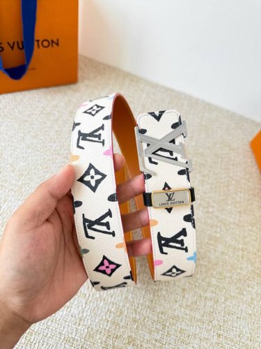 品名： Lv..路易..威登腰带皮带原单 型号：挂扣，经典纯钢材质挂扣，头层牛皮，图片实物拍摄 材料：头层牛皮，挂扣系列，纯钢材质扣头，镀钯电镀工艺永不掉色。原