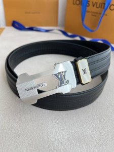 品名：Lv..路易..威登 腰带自动带 皮带 型号：自动扣，纯钢材质自动扣，头层牛皮自动带身，实物拍摄 材料：百分百头层牛皮，保证真皮。24K纯钢扣，永不掉色专