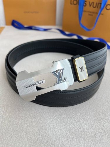品名：Lv..路易..威登 腰带自动带 皮带 型号：自动扣，纯钢材质自动扣，头层牛皮自动带身，实物拍摄 材料：百分百头层牛皮，保证真皮。24K纯钢扣，永不掉色专