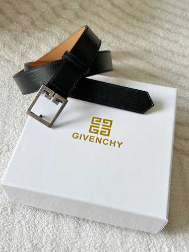 特 纪梵希 Givenchy 专柜同款 女士高端商务腰带，宽3.0Cm 皮质细腻而富有光泽，内敛中透着奢华。标志性的金属扣，简约又不失格调，每一处细节，都彰显着