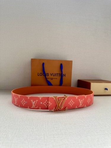 特 Lv Initiales 4.0宽双面腰带是 年春夏男装系列的配饰。Taga 皮革触感柔软，与另一面的Monogram 帆布碰撞色彩。同色 Lv 字母以抛光