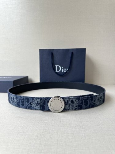 宽度3.5Cm 这款 Dior Charm 腰带扣是夏季男装系列新品，采用不锈钢真空电镀菱饰面精心设计，重新演绎经典的 Dior 标志。可与各式 35 毫米腰带