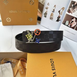 驢家專櫃最新升級版本 寬度40Mm 原廠小牛皮雙面進口原版牛皮 雙面壓紋設計 可雙面使用 搭配新型字母搭扣 百搭易襯！