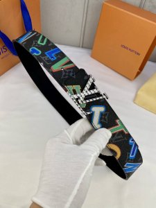 特 4.0宽 :双面腰带为 Monogram 帆布注入明亮字母印花的青春气息，与另一面的素雅小牛皮共同烘托 字母搭扣。Nba 标识皮革贴饰彰示路易威登与篮球联赛