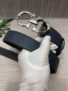 配全套包装礼盒 菲拉格慕：原单头层牛皮粗条纹身，黑兰双色一体，配全套包装 支持Nfc扫描！五金可随意搭配，可双用可裁剪，原产皮料定制，专柜宽度3.5Cm