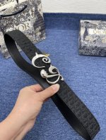迪奥550 3. 5Cm 特 这款 30 Montaigne Avenue 腰带从同名手袋汲取灵感，采用黑色光滑 牛皮革精心制作，质感柔软，设计优雅，饰以富有光