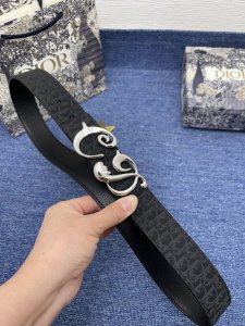迪奥550 3. 5Cm 特 这款 30 Montaigne Avenue 腰带从同名手袋汲取灵感，采用黑色光滑 牛皮革精心制作，质感柔软，设计优雅，饰以富有光