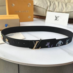 L0Uis Vuitt0N 驢家今季新品 男士原單腰帶 寬度40毫米 卡通人物壓花大圖案 搭配新型復合鋼扣五金 可雙面佩戴 適合沈穩低調的男士使用