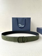 宽度3.5Cm Dior 这款腰带扣采用迷彩绿 哑光涂漆饰面不锈钢精心制作，展示Cd Icon 标志。可与各式35毫米腰带搭配，提升格调，打造优雅精致的造型。