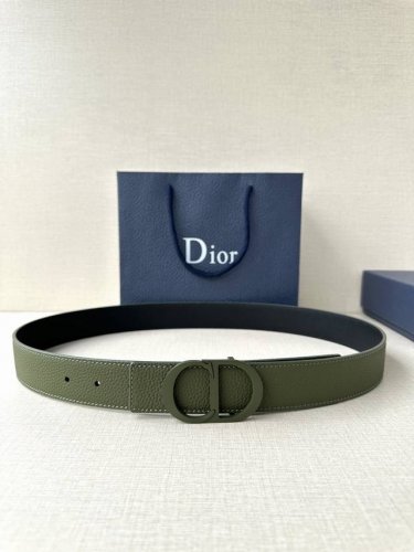宽度3.5Cm Dior 这款腰带扣采用迷彩绿 哑光涂漆饰面不锈钢精心制作，展示Cd Icon 标志。可与各式35毫米腰带搭配，提升格调，打造优雅精致的造型。