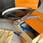 特 寬20Mm 女士經典頂級休閒腰帶 寬度20毫米這款永恆優雅飾有橫稜紋的造型設計：搭配閃亮金色帶扣更加襯托出該設計的雅致之感 搭配任何裝扮皆宜！