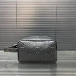 Louisvuitton 路易威登 Lv压花洗漱包袋 手拿包 化妆包 经典百搭 实物拍摄 原厂原版面料 配送防尘袋 礼盒 13 X 23 Cm。