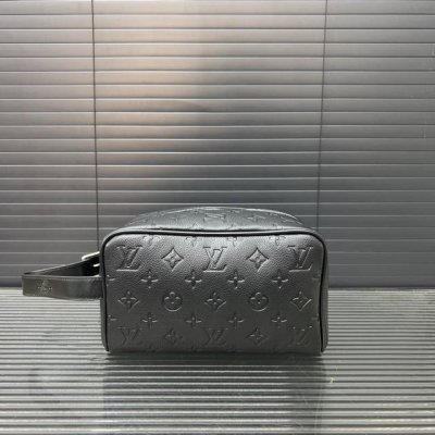 Louisvuitton 路易威登 Lv压花洗漱包袋 手拿包 化妆包 经典百搭 实物拍摄 原厂原版面料 配送防尘袋 礼盒 13 X 23 Cm。